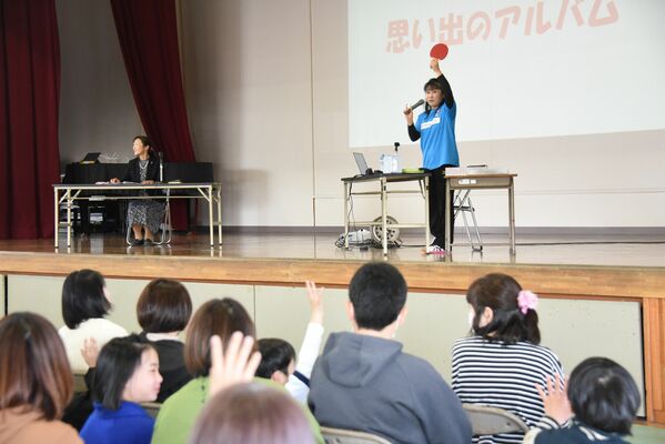 美宇選手が小学校時代に使っていたラケットを掲げる平野真理子さん