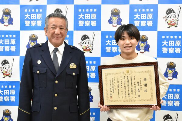平山署長（左）から感謝状を受け取った藤井さん（右）