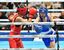女子フライ級決勝　果敢に前に出る白鴎大足利高の鈴木（右）＝墨田区総合体育館