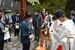 参列者に分け与えられた神水