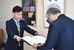 福田知事（右）に要望書を手渡す早川市長＝18日午前、県庁