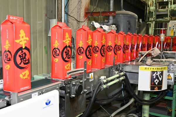 充填ラインで普通酒を詰められたパック酒商品＝栃木市