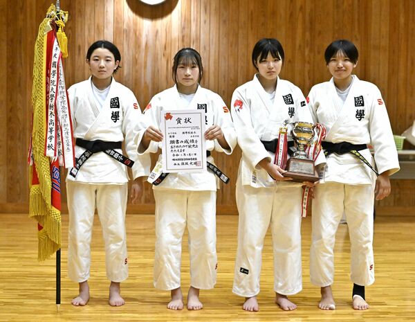 女子団体優勝の国学栃木