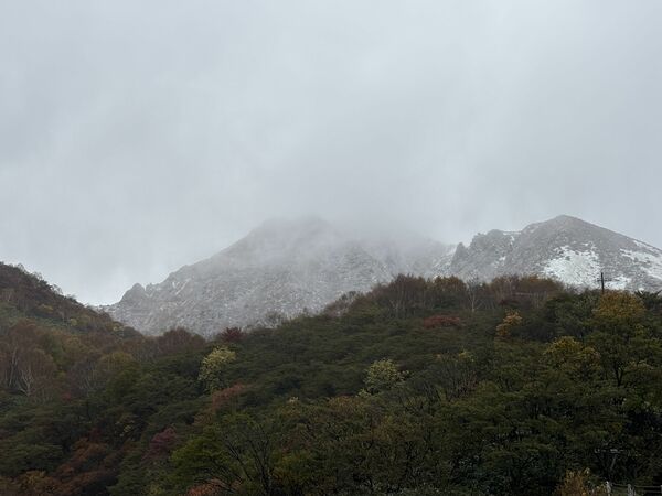 うっすらと雪化粧した朝日岳=28日午後1時半、那須町湯本