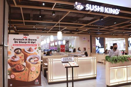 　小西史彦さんが経営する回転ずし店「すし金」＝２０２５年７月、マレーシア北部ペナン島（共同）