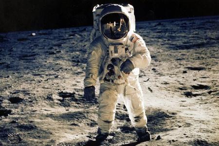 　1969年７月、アポロ11号で月に降り立った宇宙飛行士。月面を歩く姿は衛星中継された（ＮＡＳＡ提供）