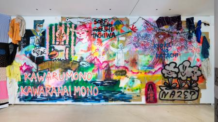個展タイトルの「変わるもの、変わらないもの」を表現したNAZEさんの新作=東京・青山(photo(C)Shu Nakagawa)(提供写真)