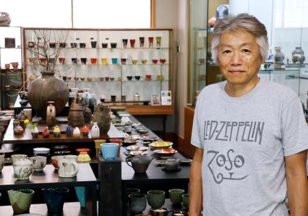 　越前焼ＰＲのため、ろくろを回す動画投稿の企画を発案した泉直樹さん＝福井県越前町