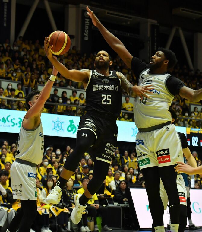 第３クオーター５分、ブレックスのニュービルがシュートを決める＝ブレックスアリーナ宇都宮、伊藤慧撮影