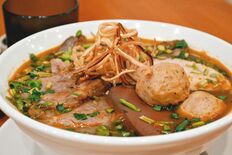 【ミヤコレ】牛肉麺、本場の味　ブンボーフエ（シンチャオ・ベトナム・ダイ…