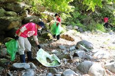 記者が見た「観光公害」の現場　鹿沼・大芦川の清掃活動に密着