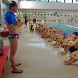国体優勝一夜明け、水沼選手が地元凱旋　芳賀で児童生徒に泳法披露