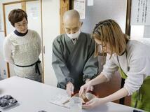 軽妙な話ぶりで住職が教える精進料理教室