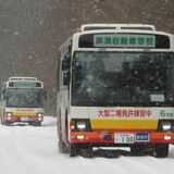 バス運転手50人、那須の雪道で研修　急ブレーキや坂道発進を体験