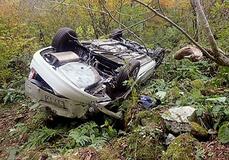 車が崖下転落、２人死亡