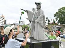 中世小山氏の祖 石像を定期清掃
