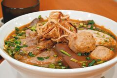 【ミヤコレ】牛肉麺、本場の味　ブンボーフエ（シンチャオ・ベトナム・ダイニング）