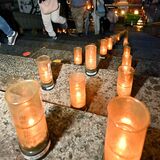 雨の送り火、石段に　宇都宮・慈光寺で「千燈明」