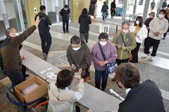 揮毫入り扇子求め列　大田原の王将戦、対局の記念に販売
