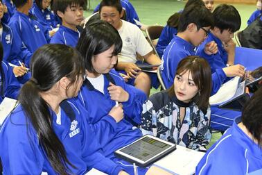 井上咲楽さんが講師として登場　芳賀中でしもつけ新聞塾特別編　「記事一つで興味や将来広がる」