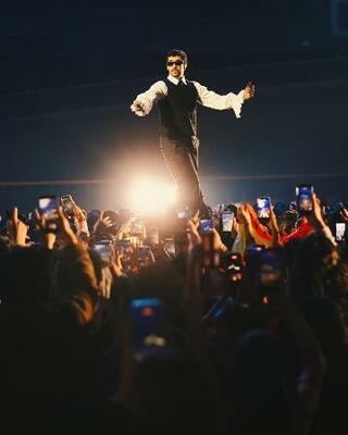 　パフォーマンスするバッド・バニー＝７日、千葉市（Ｐｈｏｔｏ　ｂｙ　＠ｂａｄｂｏｉ）