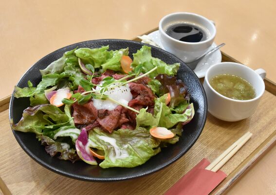 年代を問わず食べやすい「ローストビーフ丼」