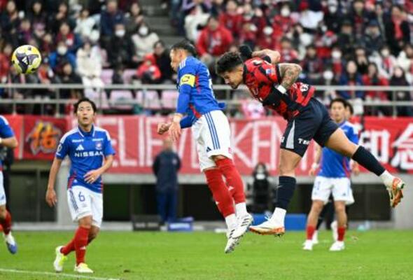 鹿島―横浜M 後半、ヘディングで自身2点目のゴールを決める鹿島・レオセアラ(右)=メルスタ