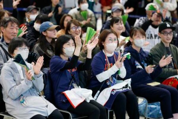 　ＷＢＣ日本対台湾戦のパブリックビューイング会場で、応援する人たち＝６日午後、千葉市