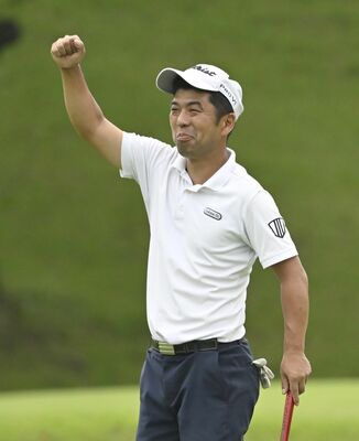 プレーオフを制して初優勝し、ガッツポーズする矢板橋＝都賀ＣＣ、森田大地撮影