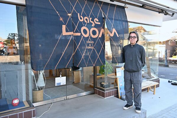 店の前に立つ石井さん