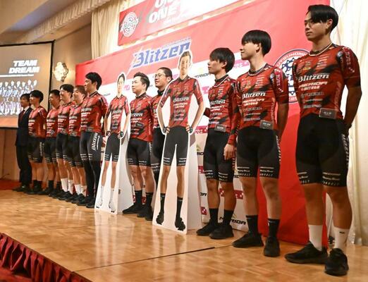 ファンやスポンサーに今季の意気込みを語ったブリッツェンの選手ら＝宇都宮市内