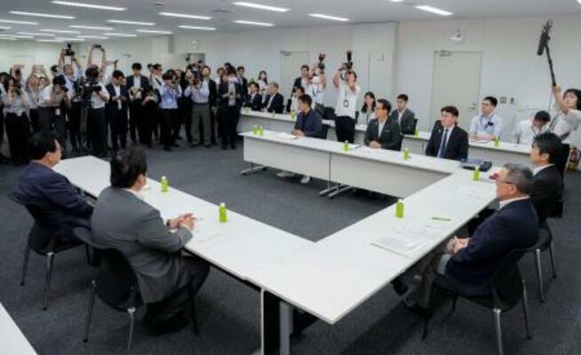 　ガソリン税に上乗せされている暫定税率の廃止に関する実務者協議＝２１日午後、国会