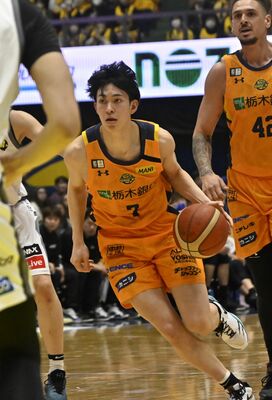 第４クオーター５分、ドリブルでボールを運ぶブレックスの小川＝ブレックスアリーナ宇都宮、湯田大士撮影