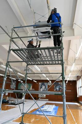 河内中学校の武道場で進められる空調設備設置作業