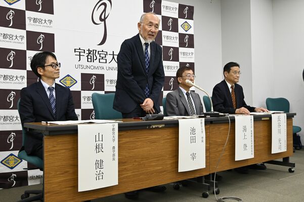 来春の組織改編について記者会見する宇都宮大の池田学長（左から２人目）ら＝26日午後、県庁