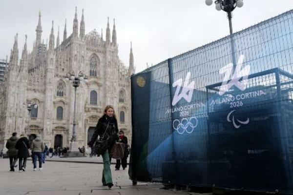 ミラノ・コルティナ冬季五輪とパラリンピックのマークが掲示された大聖堂周辺=1月、イタリア・ミラノ(共同)