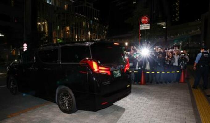 警視庁渋谷署を出る、プロ野球巨人の阿部慎之助監督を乗せた車=26日午前0時17分