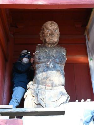 吽行の腕部を取り付ける様子