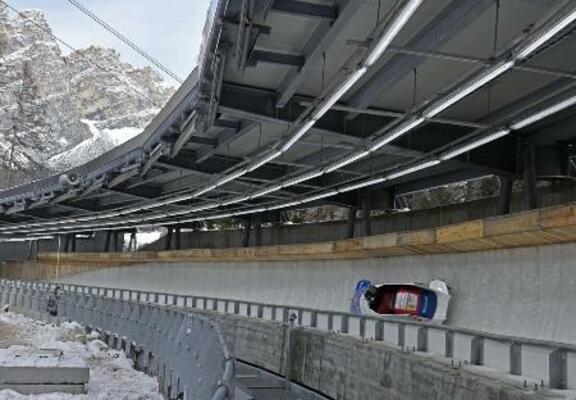 ボブスレーのミラノ・コルティナ冬季五輪テスト大会=2025年11月