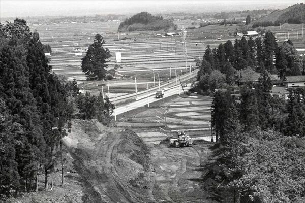 針生の国道４号バイパス（現国道４号）の造成工事現場。土屋の旧国道４号を望む＝１９６６年