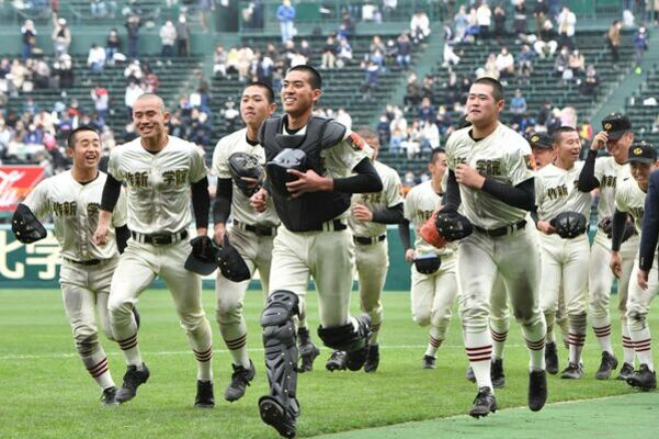 23年ぶりの春８強を決め、笑顔の作新ナイン＝25日午後４時30分、兵庫県西宮市の甲子園球場