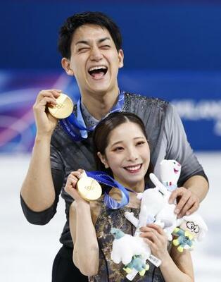 フィギュアスケート・ペアで金メダルを獲得した三浦璃来(手前)、木原龍一組=16日、ミラノ(共同)