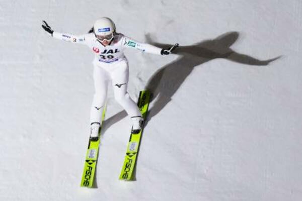 　４位に入った丸山希の着地＝大倉山