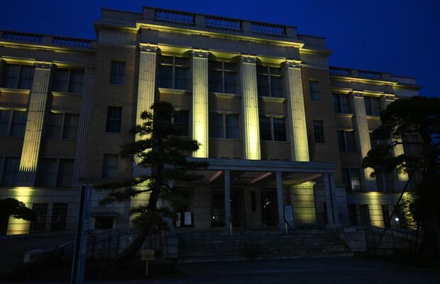 ミモザカラーの黄色にライトアップされた県庁昭和館
