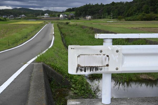 ガードレールに橋名板がはがされた跡が残る宮前橋＝23日午後、茂木町深沢