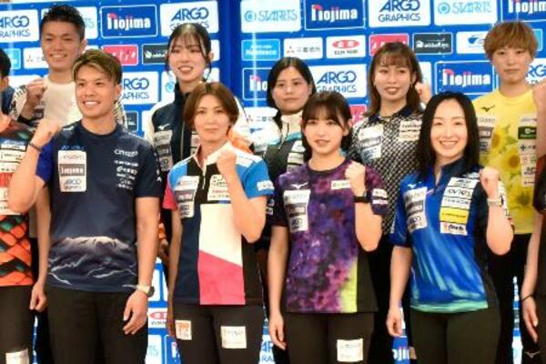 　カーリングの日本選手権前日記者会見でポーズをとる（前列左から）ＳＣ軽井沢クの山口剛史、、フォルティウスの吉村紗也香、（１人おいて）ロコ・ソラーレの藤沢五月ら＝６日、横浜市