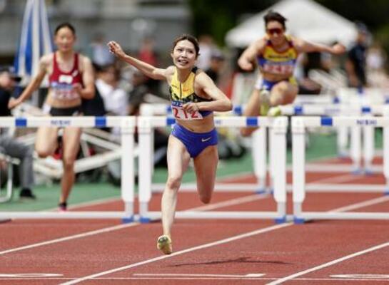 女子100メートル障害にオープン参加した中島ひとみ(中央)=たけびしスタジアム京都