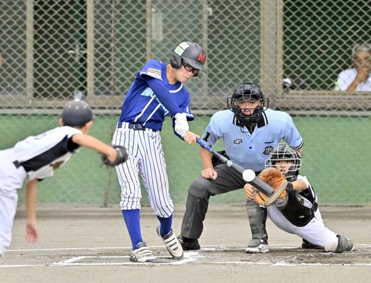 １回、真岡クラブの佐藤が先頭打者本塁打を放つ＝小山運動公園野球場
