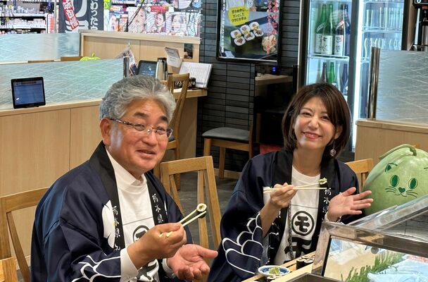 かんぴょう巻きをほおばる小菅町長（左）とサトウさん