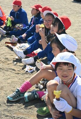 熱々の焼き芋を頬張る子どもたち